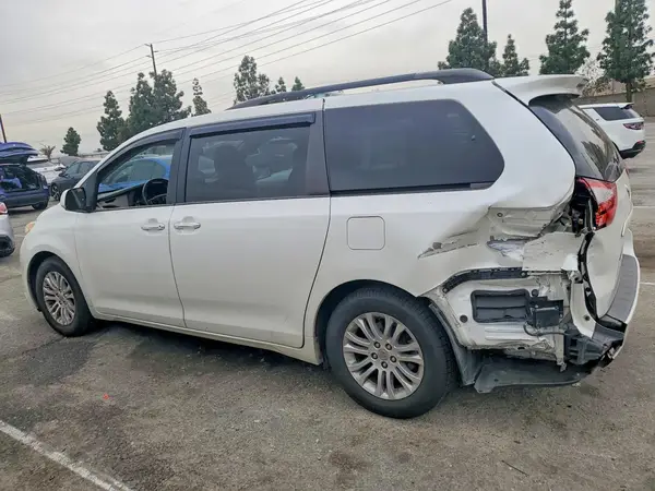 5TDYK3DC3GS745383 2016 TOYOTA SIENNA - Image 2