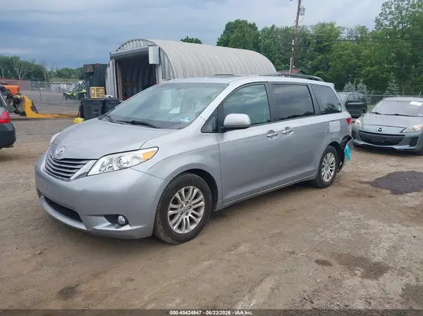 5TDYK3DC3GS746744 2016 TOYOTA SIENNA - Image 2