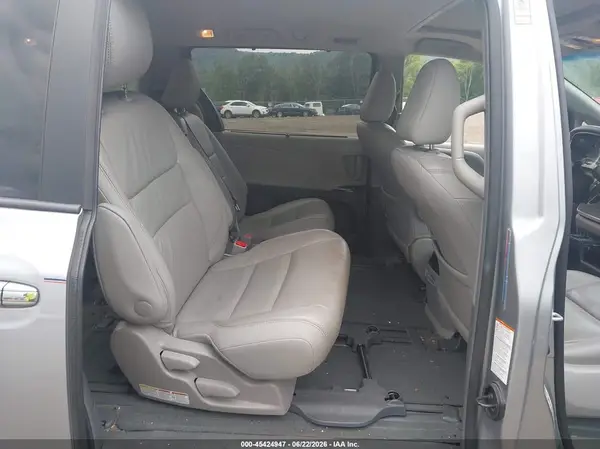 5TDYK3DC3GS746744 2016 TOYOTA SIENNA - Image 8