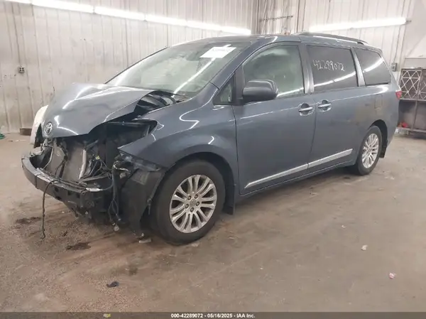5TDYK3DC3GS747411 2016 TOYOTA SIENNA - Image 2