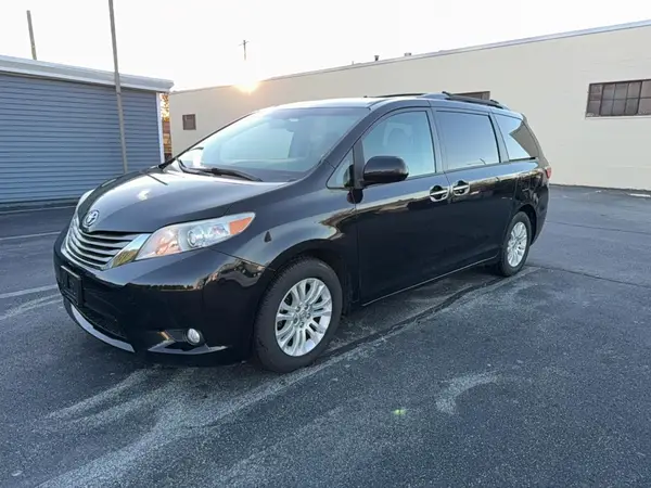 5TDYK3DC3GS748686 2016 TOYOTA SIENNA - Image 2