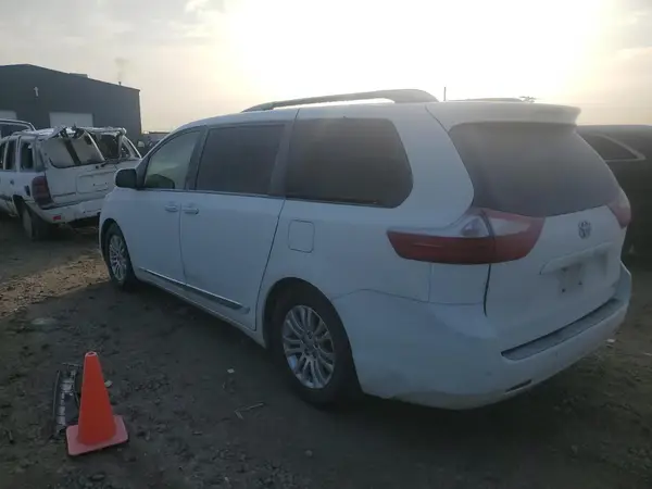 5TDYK3DC3GS758828 2016 TOYOTA SIENNA - Image 2