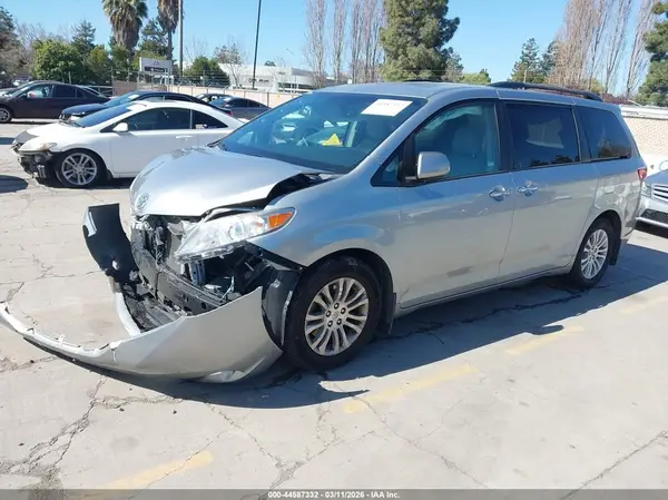 5TDYK3DC3GS761891 2016 TOYOTA SIENNA - Image 2