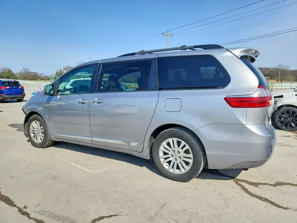 5TDYK3DC3GS762233 2016 TOYOTA SIENNA - Image 2