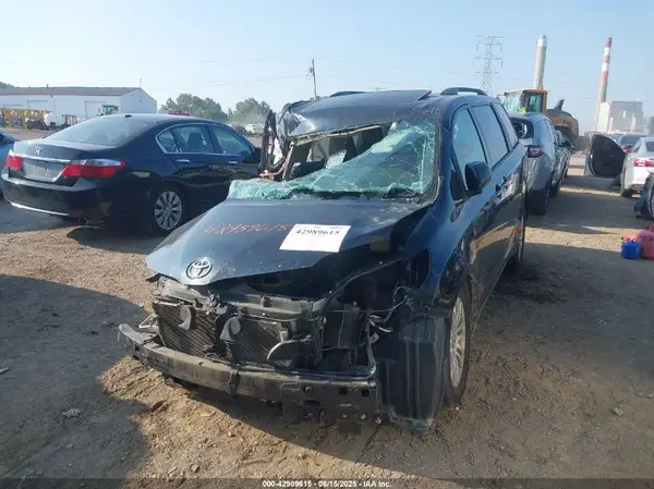 5TDYK3DC3GS764208 2016 TOYOTA SIENNA - Image 2