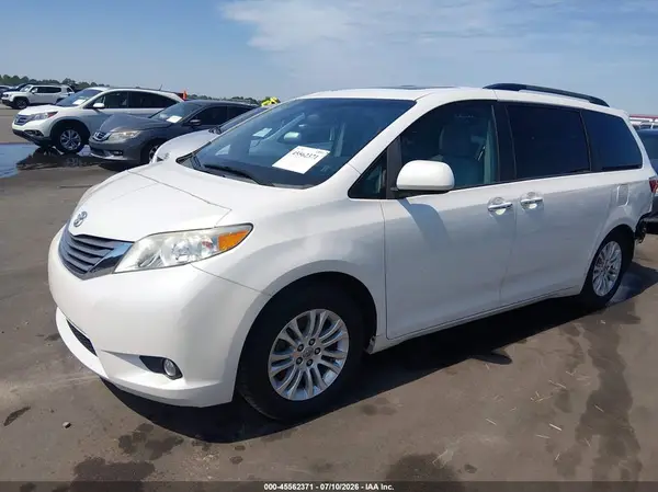 5TDYK3DC4GS709847 2016 TOYOTA SIENNA - Image 2