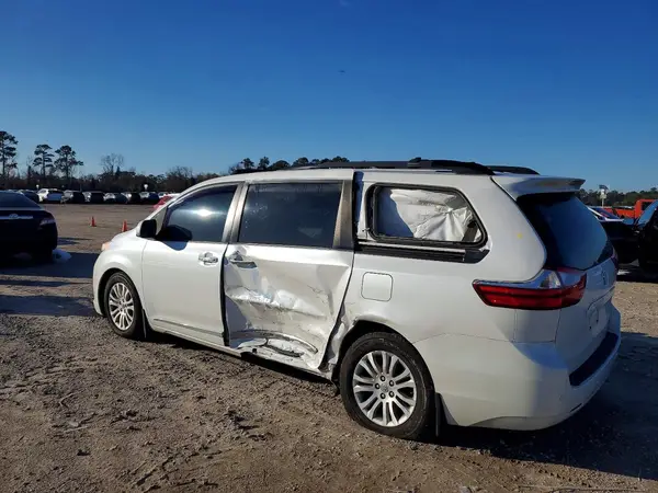 5TDYK3DC4GS711422 2016 TOYOTA SIENNA - Image 2