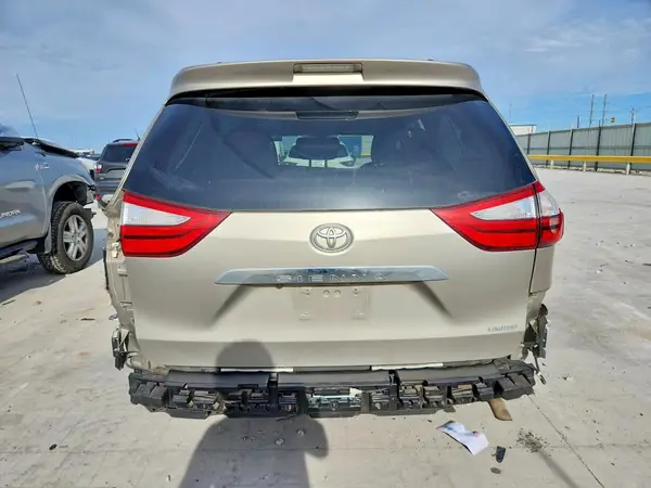 2016 TOYOTA SIENNA auction photo 6