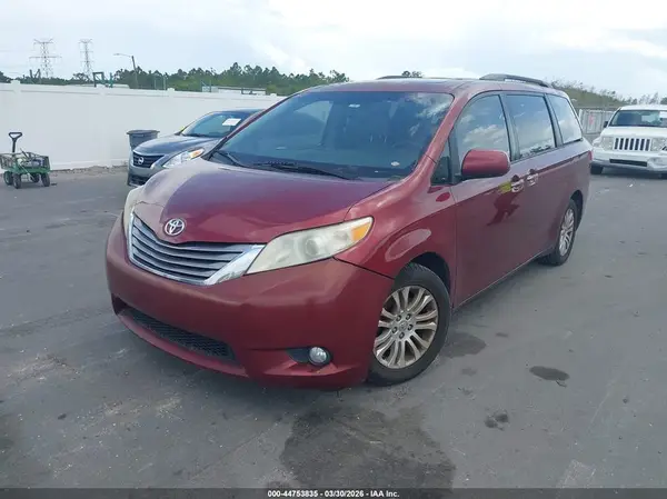 5TDYK3DC4GS713915 2016 TOYOTA SIENNA - Image 2