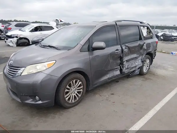 5TDYK3DC4GS717995 2016 TOYOTA SIENNA - Image 2