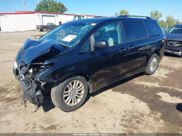 5TDYK3DC4GS720265 2016 TOYOTA SIENNA - Image 2