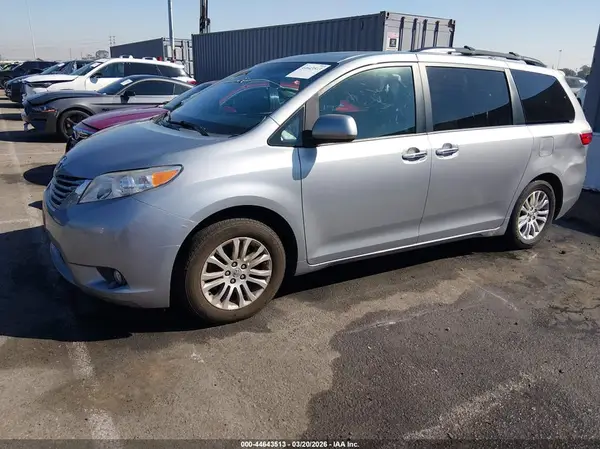 5TDYK3DC4GS722114 2016 TOYOTA SIENNA - Image 2