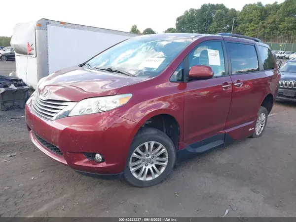 5TDYK3DC4GS725000 2016 TOYOTA SIENNA - Image 2