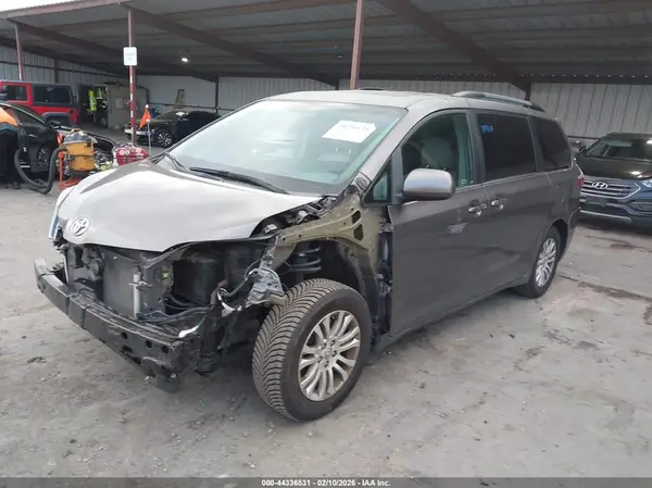 5TDYK3DC4GS727135 2016 TOYOTA SIENNA - Image 2
