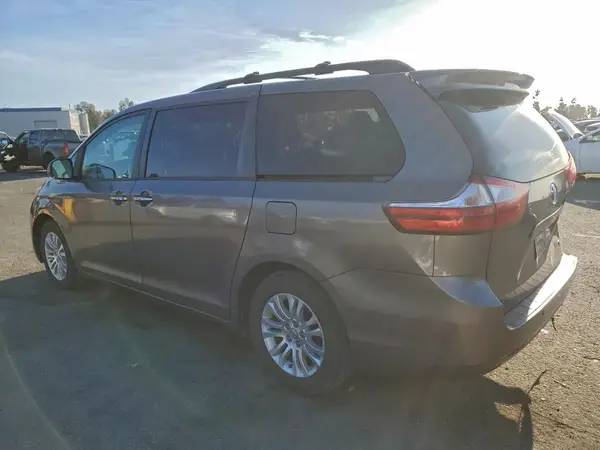 5TDYK3DC4GS728849 2016 TOYOTA SIENNA - Image 2