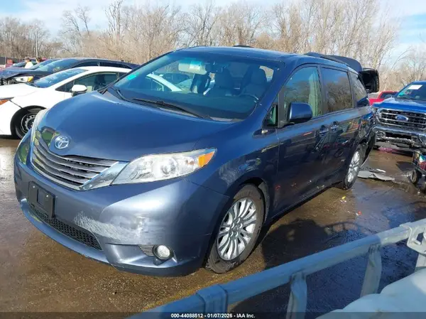 5TDYK3DC4GS731864 2016 TOYOTA SIENNA - Image 2