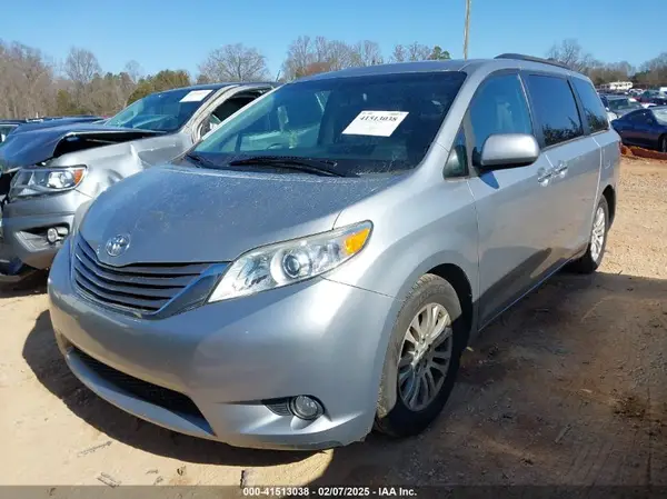 5TDYK3DC4GS739785 2016 TOYOTA SIENNA - Image 2