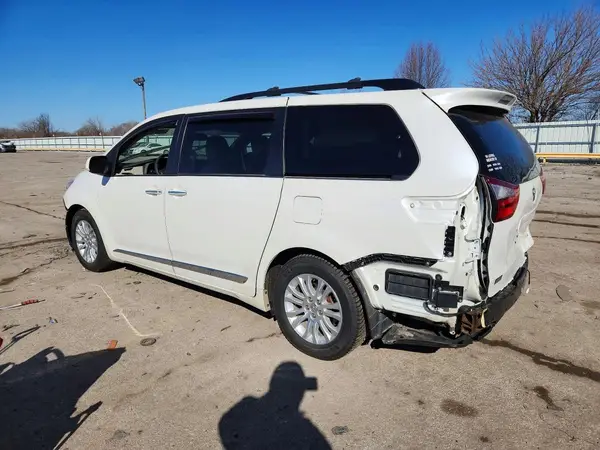 5TDYK3DC4GS742962 2016 TOYOTA SIENNA - Image 2
