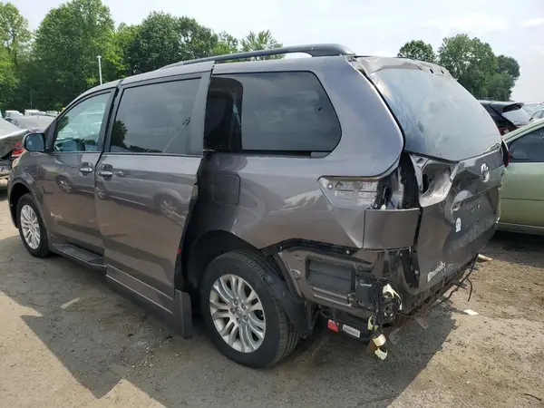 5TDYK3DC4GS743318 2016 TOYOTA SIENNA - Image 2