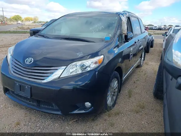 5TDYK3DC4GS744940 2016 TOYOTA SIENNA - Image 2