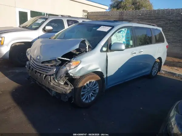 5TDYK3DC4GS745053 2016 TOYOTA SIENNA - Image 2
