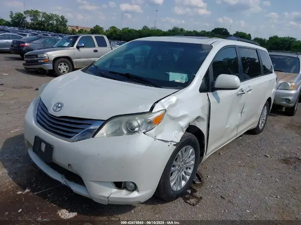 5TDYK3DC4GS745554 2016 TOYOTA SIENNA - Image 2