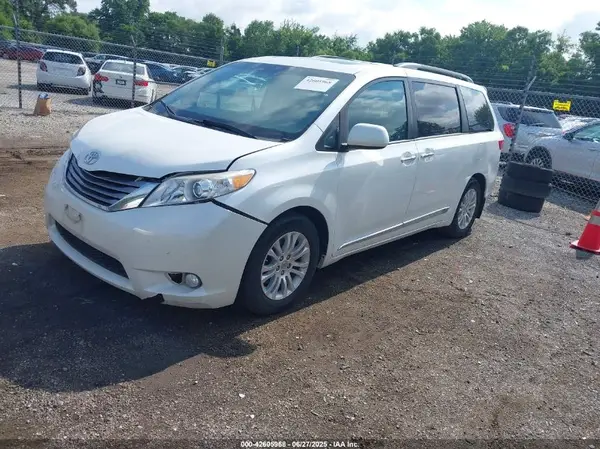 5TDYK3DC4GS748888 2016 TOYOTA SIENNA - Image 2