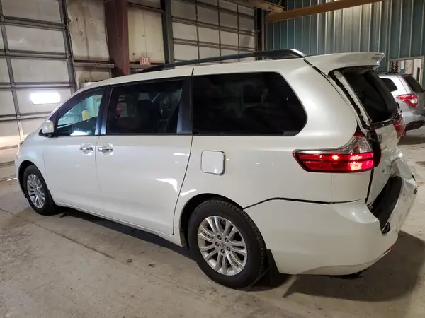 5TDYK3DC4GS748891 2016 TOYOTA SIENNA - Image 2