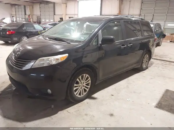 5TDYK3DC5GS692055 2016 TOYOTA SIENNA - Image 2