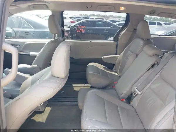 5TDYK3DC5GS703586 2016 TOYOTA SIENNA - Image 8