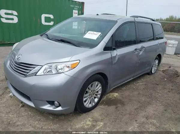 5TDYK3DC5GS707637 2016 TOYOTA SIENNA - Image 2