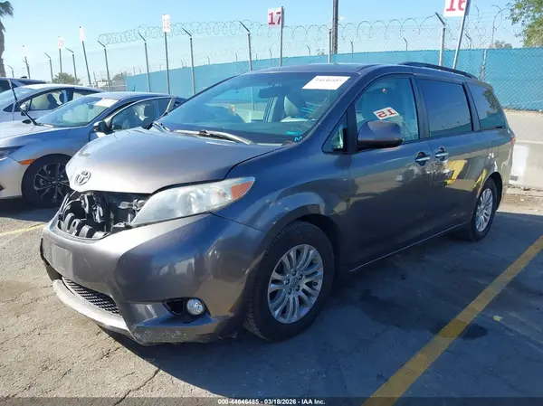 5TDYK3DC5GS709484 2016 TOYOTA SIENNA - Image 2