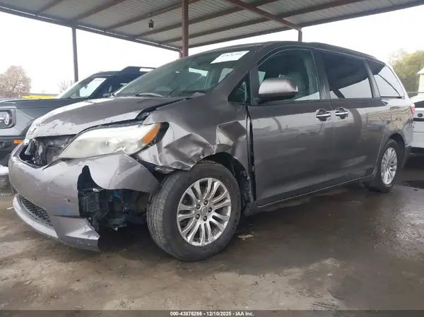 5TDYK3DC5GS714443 2016 TOYOTA SIENNA - Image 2