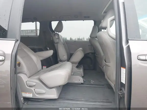 5TDYK3DC5GS714443 2016 TOYOTA SIENNA - Image 8