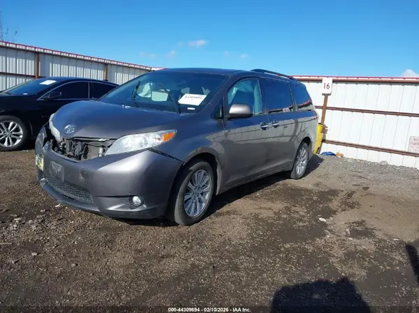 5TDYK3DC5GS715284 2016 TOYOTA SIENNA - Image 2