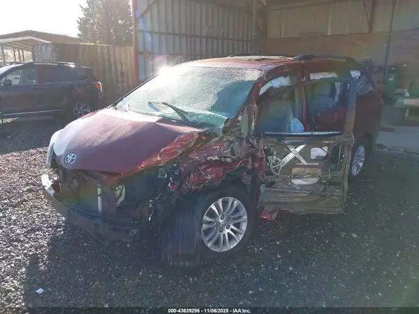 5TDYK3DC5GS716144 2016 TOYOTA SIENNA - Image 2