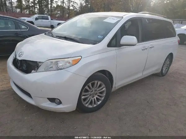 5TDYK3DC5GS718878 2016 TOYOTA SIENNA - Image 2