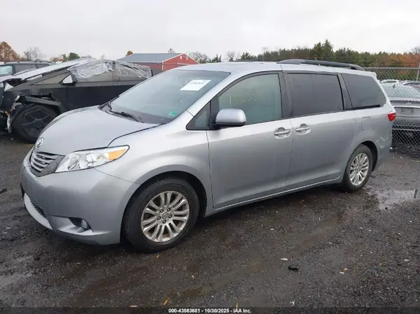 5TDYK3DC5GS721716 2016 TOYOTA SIENNA - Image 2