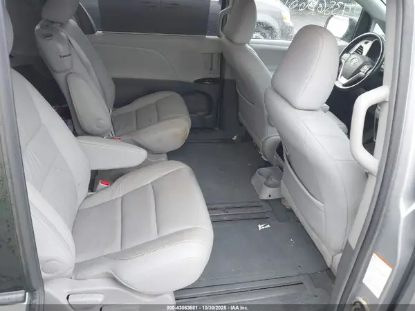 5TDYK3DC5GS721716 2016 TOYOTA SIENNA - Image 8