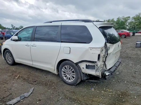 5TDYK3DC5GS736667 2016 TOYOTA SIENNA - Image 2