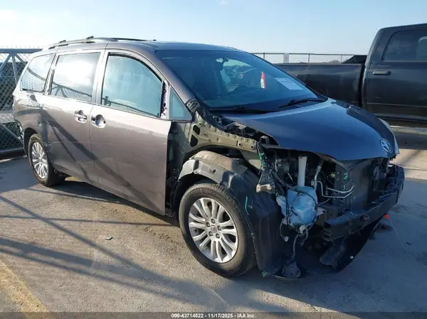 5TDYK3DC5GS743215 2016 TOYOTA SIENNA - Image 1