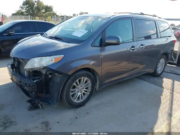 5TDYK3DC5GS743215 2016 TOYOTA SIENNA - Image 2