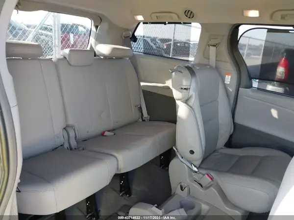 5TDYK3DC5GS743215 2016 TOYOTA SIENNA - Image 8
