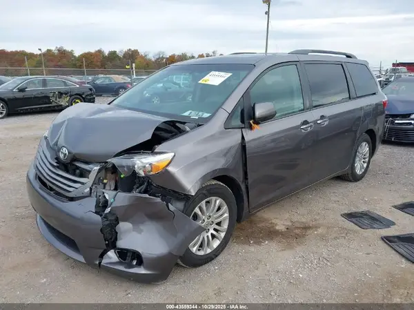 5TDYK3DC5GS748169 2016 TOYOTA SIENNA - Image 2
