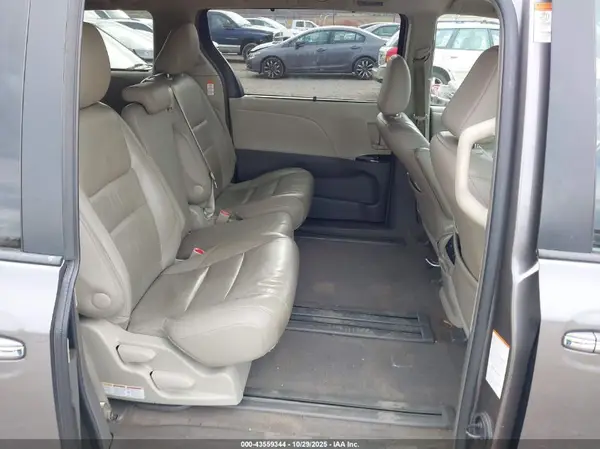 5TDYK3DC5GS748169 2016 TOYOTA SIENNA - Image 8