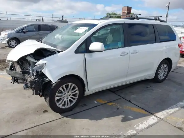 5TDYK3DC5GS748236 2016 TOYOTA SIENNA - Image 2