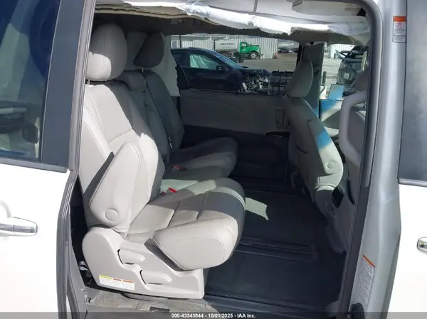 5TDYK3DC5GS748236 2016 TOYOTA SIENNA - Image 8