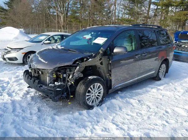 5TDYK3DC5GS748804 2016 TOYOTA SIENNA - Image 2
