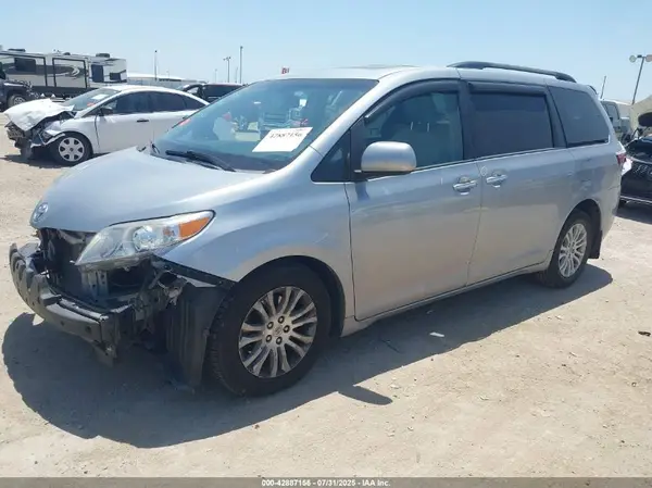 5TDYK3DC5GS752657 2016 TOYOTA SIENNA - Image 2