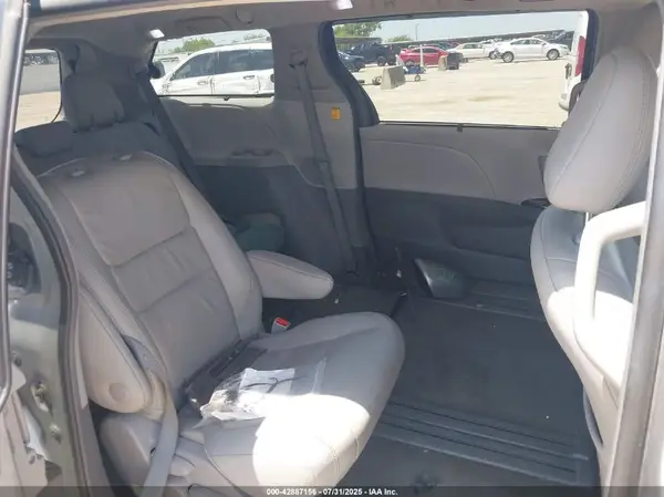5TDYK3DC5GS752657 2016 TOYOTA SIENNA - Image 8
